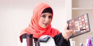Buat Makeup Mata Unik hanya Menggunakan Sendok