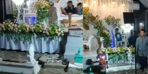 Viral Lokasi Pernikahan Anti-Mainstrem, Pelaminan Didekorasi Depan Kuburan Areal Pemakaman