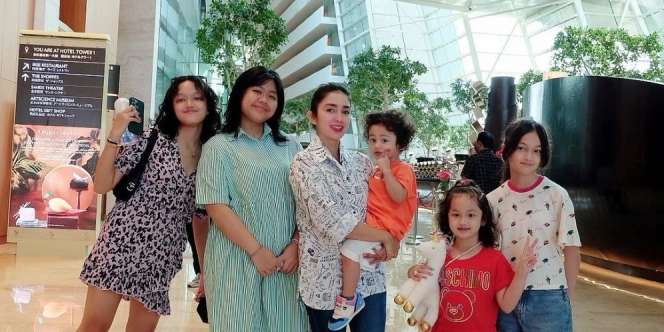 Datangi Kampung Halaman Mantan Suami Bersama Anak, Ussy Sulistyawati Banjir Pujian