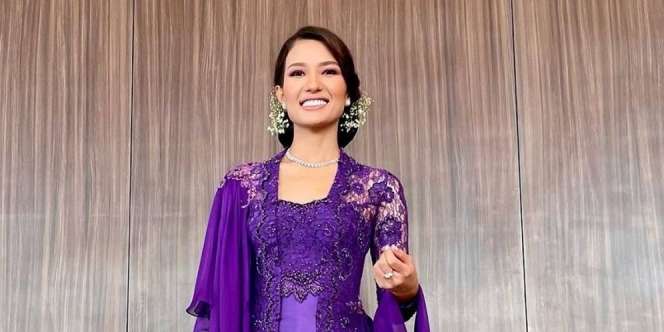 Tampilan Memukau Duma Riris Berbalut Kebaya Ungu