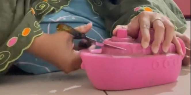 Unboxing Celengan Semasa SD, Wanita Ini Girang Lihat Uang Jadul: `Ya Allah, Ini Dulu Buat Kerokan`