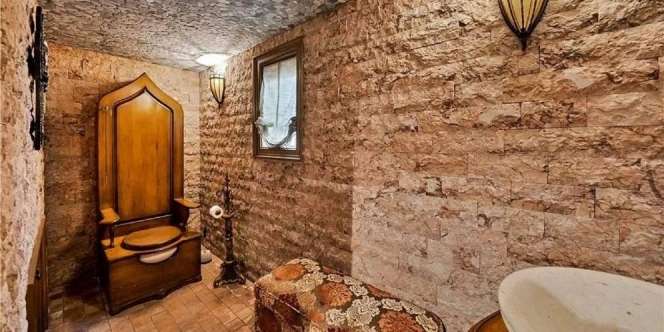 Ada Toilet Berbentuk Tahta, Buang Air Rasanya Seperti Raja