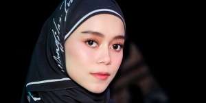 Gaya Kasual Lesti Kala Makan Siang, Pakai Sandal Sederhana Tapi Harganya Nyaris Rp10 Juta