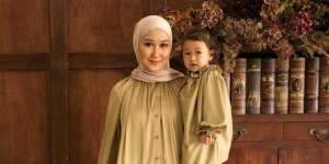 Dress Matching Ragam Warna Dian Pelangi dan Putri Kecilnya
