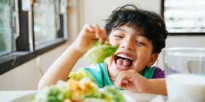 Buah Hati Suka Mainkan Makanannya, Bisa Jadi Tanda Anak Pintar