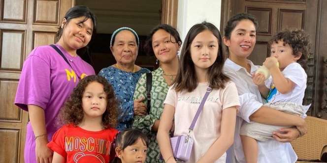 Potret Ussy Sulistiawaty bersama Anak-anaknya Bertemu Keluarga Mantan Suami, Netizen Soroti Rumah Sugianto Sabran