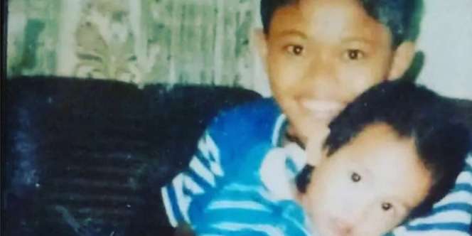 Bocah di Foto Ini Sekarang Jadi Komedian Terkenal dan Sedang Ramai Dibicarakan, Bisa Tebak?