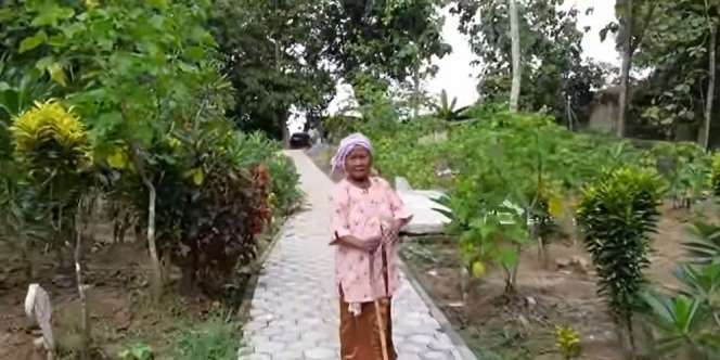 Cerita Mbah Sangkin Rela Tinggal di Gubuk Reot demi Bisa Hidup Dekat Makam Mendiang Suami