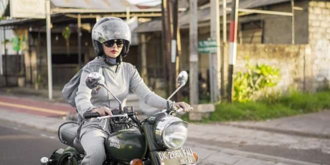 Tampilan Dara Arafah Nyetir Royal Enfield di Bali, Kece Badai!