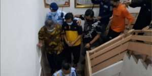 Penampakan MSAT Tersangka Pencabulan Santriwati: Tertunduk Lesu dengan Tangan Diborgol