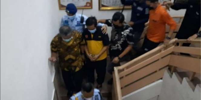 Penampakan MSAT Tersangka Pencabulan Santriwati: Tertunduk Lesu dengan Tangan Diborgol