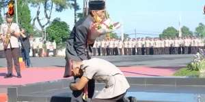 Momen Haru Anak Sopir Angkot Bersimpuh di Kaki Ayah Saat Resmi Jadi Polisi dan Raih Lulusan Terbaik