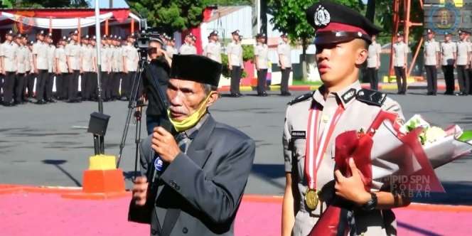 Kisah Haru Anak Sopir Angkot di Bandung Jadi Polisi dengan Nilai Terbaik