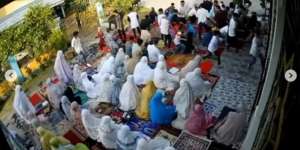 Rekaman CCTV Detik-Detik Sholat Idul Adha Gagal Gegara Sapi Terobos Shaf Jemaah