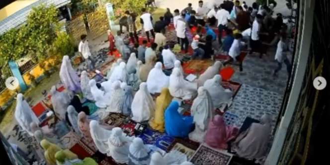 Rekaman CCTV Detik-Detik Sholat Idul Adha Gagal Gegara Sapi Terobos Shaf Jemaah