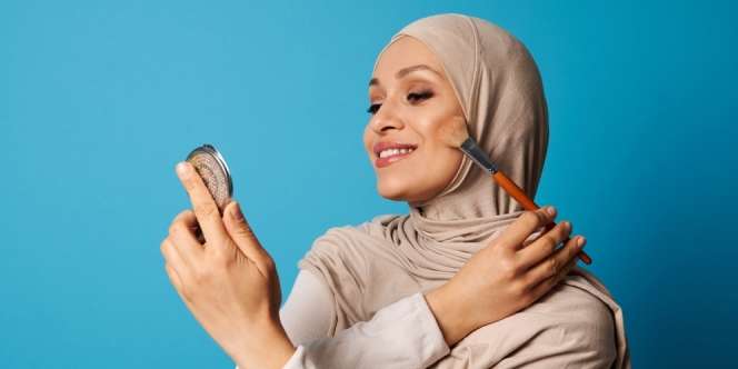 Samarkan Tanda Penuaan dengan 3 Trik MUA Profesional