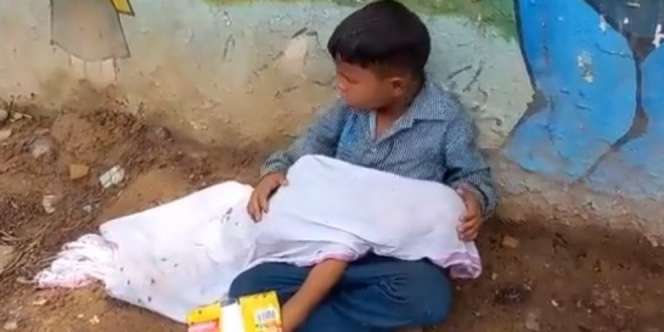 Kisah Pilu Bocah 8 Tahun Duduk di Pinggir Jalan Sambil Peluk Jasad Adiknya