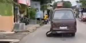 Mobil Tua Ini Dipaksa Jalan, Auto Lepas Bannya
