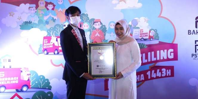FOTO: Putra Siregar Terima Rekor MURI Kurban Terbanyak