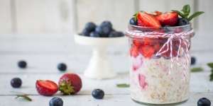 Resep Overnight Oats dengan Selai Bluberi