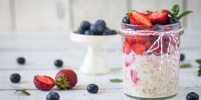 Resep Overnight Oats dengan Selai Bluberi