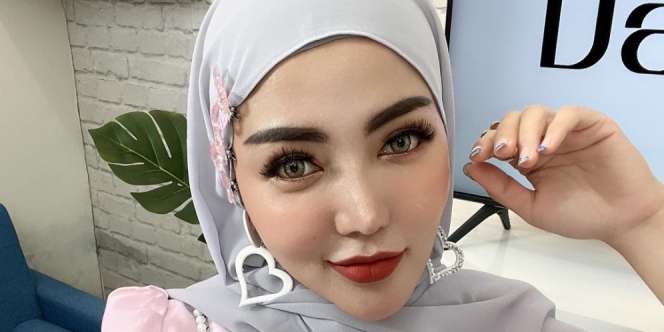 Penampilan Bella Shofie Saat Saksikan Pemotongan Sapi Korban Disorot