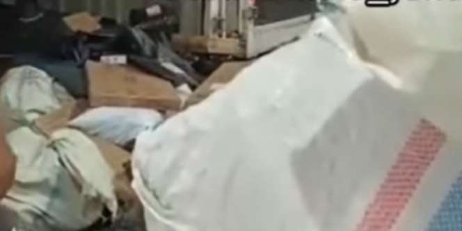 Viral Video Petugas Ekspedisi Lempar Paket-Paket dari Mobil Boks ke Lantai