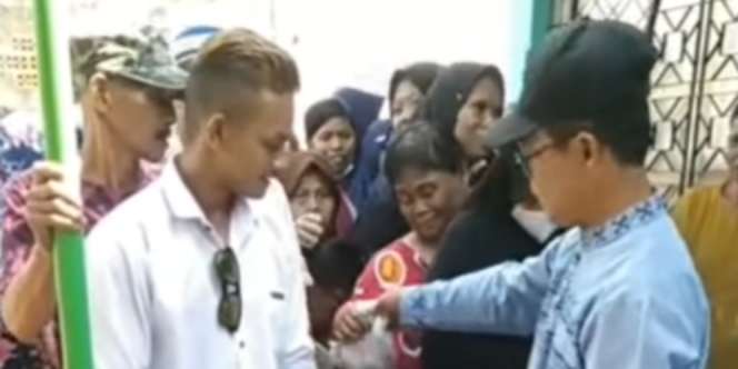 Viral Video Pria Nyentrik Berdandan Seperti Bule Antre Daging Kurban, Endingnya Nyesek Banget