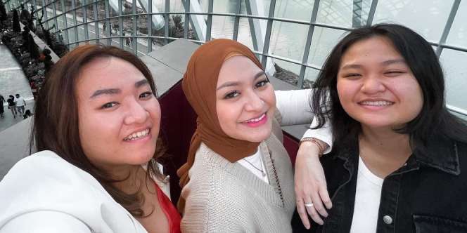 5 Potret Kedekatan Nathalie Holscher dan Kedua Adiknya