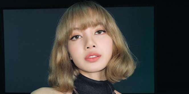 Tampil Manis Saat Selfie, Intip Detail Gelang Lisa Blackpink 
