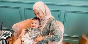 Lucu Banget, Zaskia Sungkar dan Ukkasya Ikuti Tren Cewek Mamba
