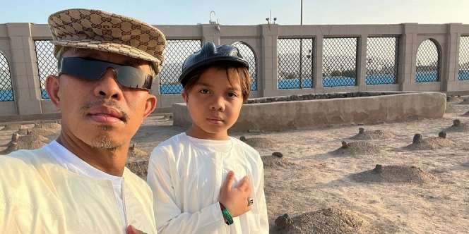 Ayah Atta Halilintar Gendong Ameena, Ekspresi Anak Bungsu Bikin Salfok