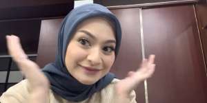Tutorial Makeup Natural Tanpa Riasan Mata Rumit ala Nathalie Holscher