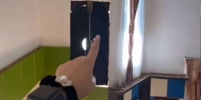 Desain Rumah Aneh 'Check', Letak Pintunya Tak Lazim