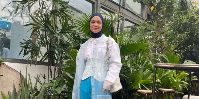 Paduan Biru-Putih ala Tantri Namirah, Stylish Banget!