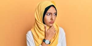 Tanda Penuaan Pada Leher yang Sering Muncul Lebih Cepat, Menunduk Lihat HP Salah Satu Pemicunya!