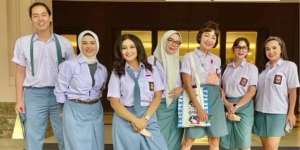 Potret Artis Pakai Baju SMA Hadiri Ulang Tahun Ussy Sulistiawaty yang Ke-41