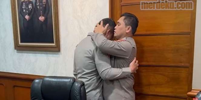 Muncul Perdana Usai Insiden Baku Tembak, Irjen Ferdy Sambo Peluk Kapolda Metro Sambil Menangis