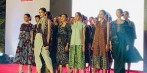 Oscar Lawalata Sulap Ikat dan Tenun Jadi Busana Kontemporer Nan Anggun