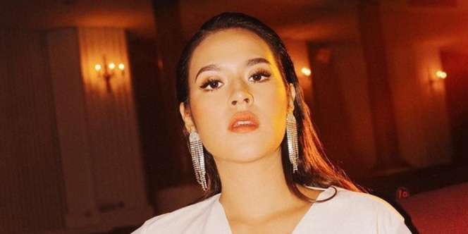 Gaya Anggun Raisa Tampil Pakai Gaun Merah, Bisa Jadi Inspirasi Nih