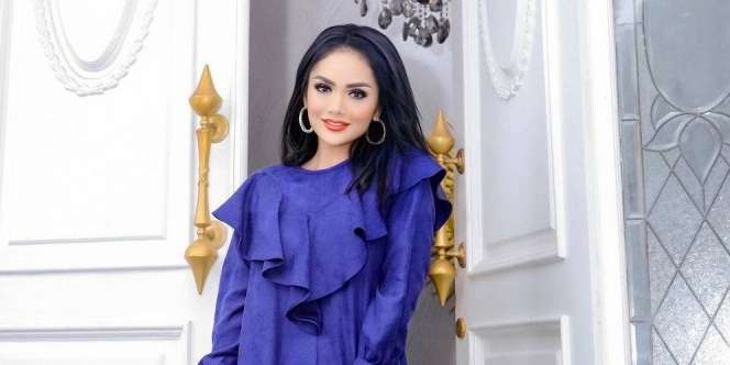 Look Mewah Krisdayanti Pakai Batik Maroccan Blue Sambil Jinjing Tas 