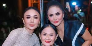 Ketahuan Datang Pakai Rok Mini SMA, Yuni Shara `Diomel` Krisdayanti
