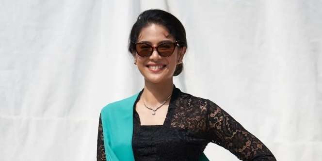 Intip Gaya Swag Dian Sastro dengan Kebaya Hitam