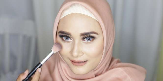Trik Membuat Wajah Glowing dan Berdimensi dengan Pemakaian Highlight yang Tepat