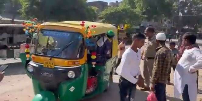 Polisi Syok pas Tilang Bajaj Bermuatan Lebih, Penumpangnya gak Habis-habis! 
