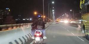 Aksi Nekat Pria Kerja Pakai Laptop di Atas Motor yang Berjalan