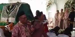 Viral Iring-iringan Pengantar Jenazah Lewati Pesta Pernikahan