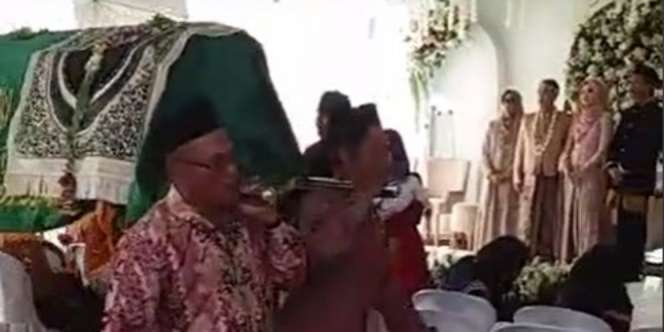 Viral Iring-iringan Pengantar Jenazah Lewati Pesta Pernikahan