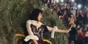 Heboh Isyana Sarasvati Naik Reog Saat Konser di Surabaya