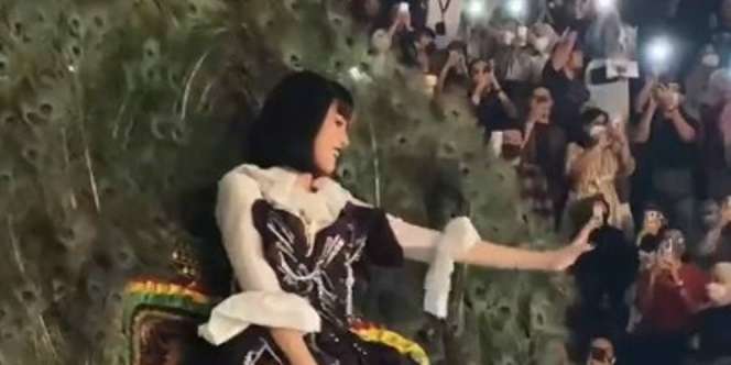 Heboh Isyana Sarasvati Naik Reog Saat Konser di Surabaya